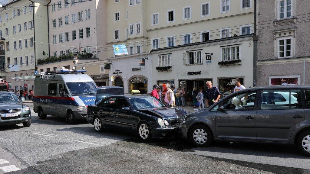 Hanusch-Platz: VW kracht gegen Taxi