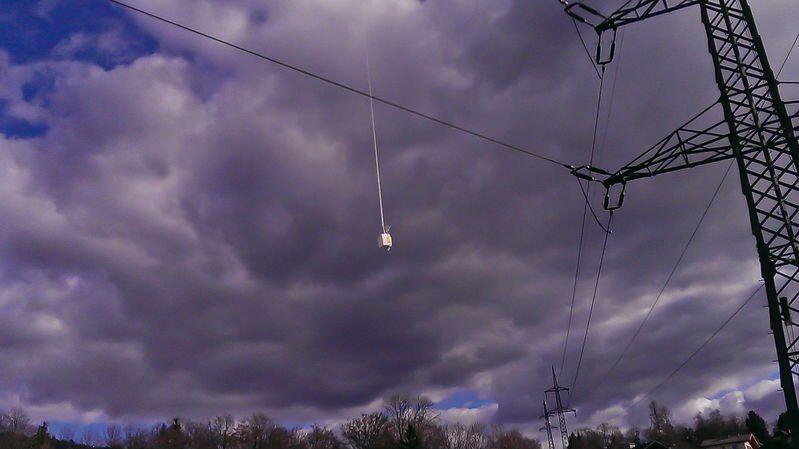 Ein deutscher Wetterballon hat sich am Sonntag in einer Stromleitung verfangen.