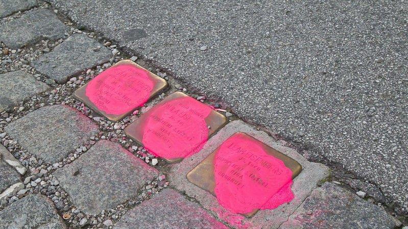 Stolpersteine beschmiert