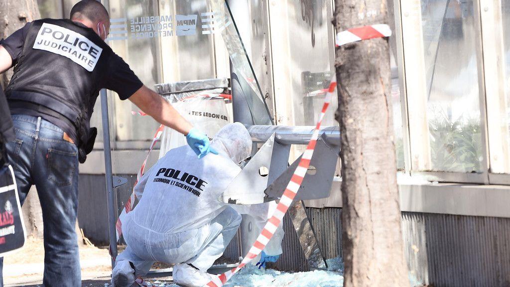 Marseille: Auto rast in Bushaltestelle