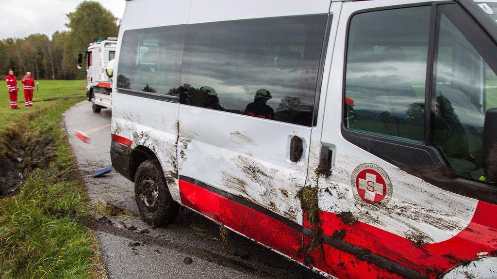 Sternhofweg: Transporter kippt in Graben