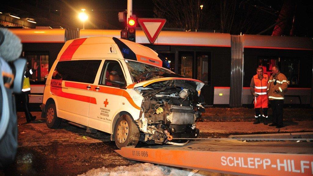 Rettungsauto prallt in Bim