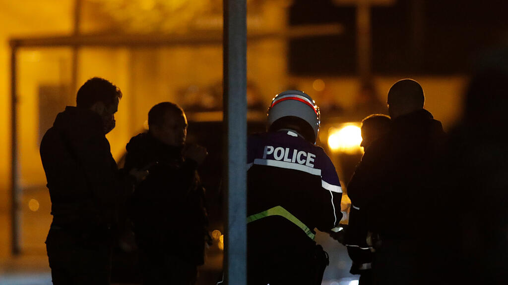 Mann bei Paris enthauptet