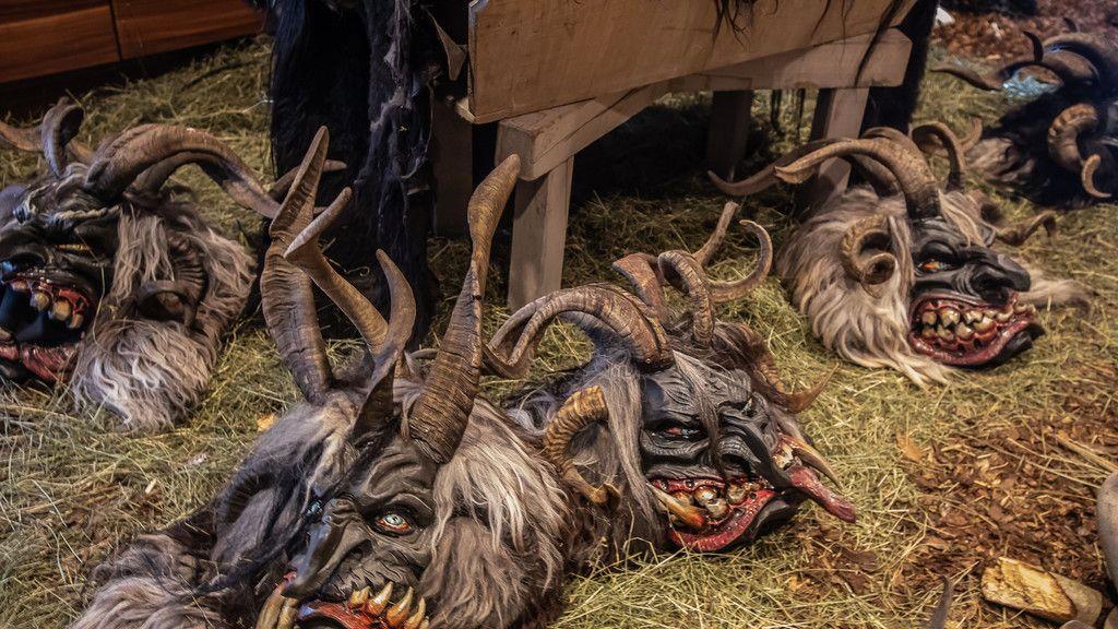 Bilder der Maskenausstellung