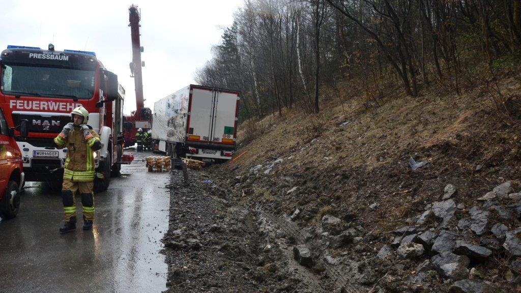 Lkw auf der A1 bei Pressbaum umgestürzt