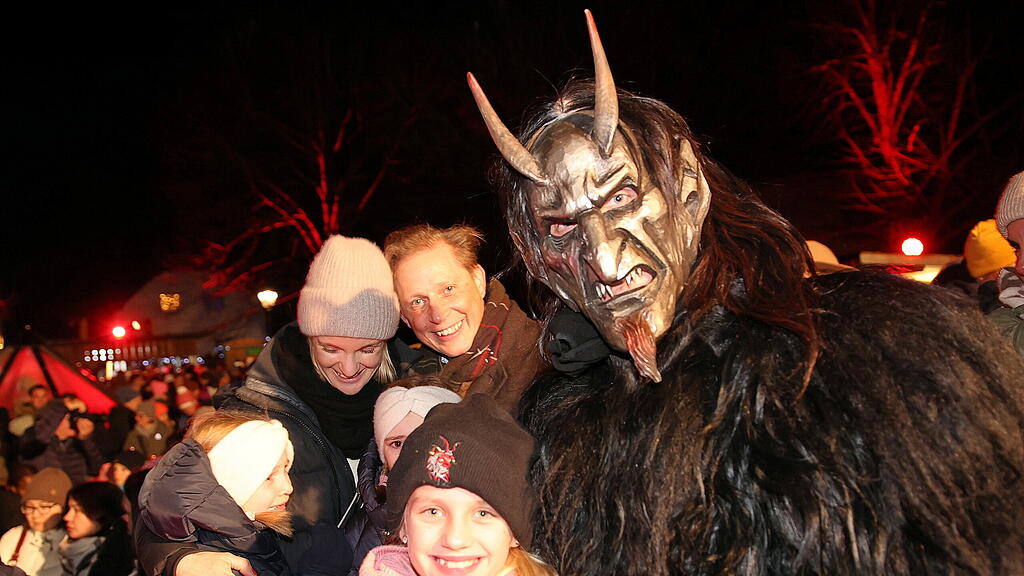 Anifer Krampuslauf am Dorfplatz