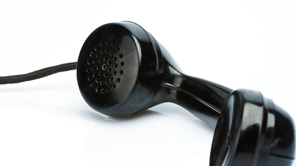 Die Frau schlug den Mann mit einem Telefonhörer bewusstlos geschlagen.