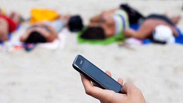 Seit dem Aus der Roaming-Gebühren wurde das Handy nicht nur länger und öfter, sondern auch von mehr Reisenden genutzt (Symbolbild).