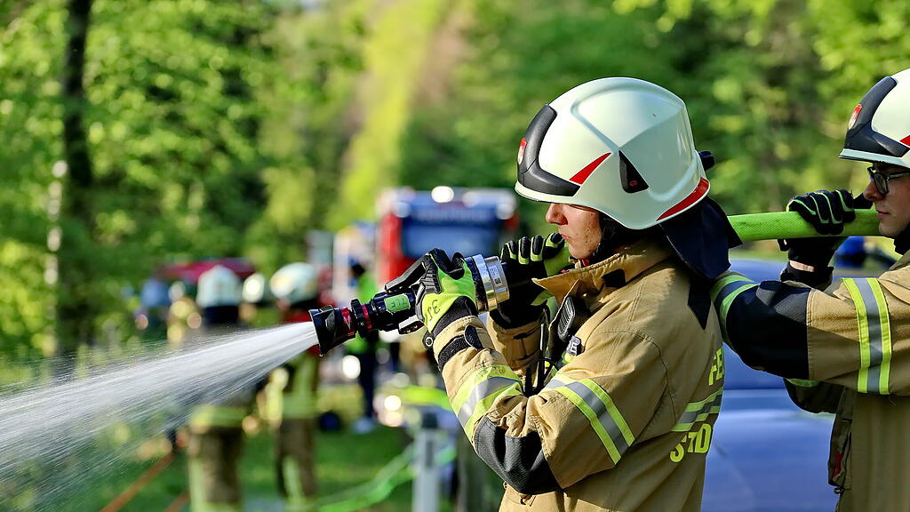 Feuerwehr\u00fcbung in Guggenthal II