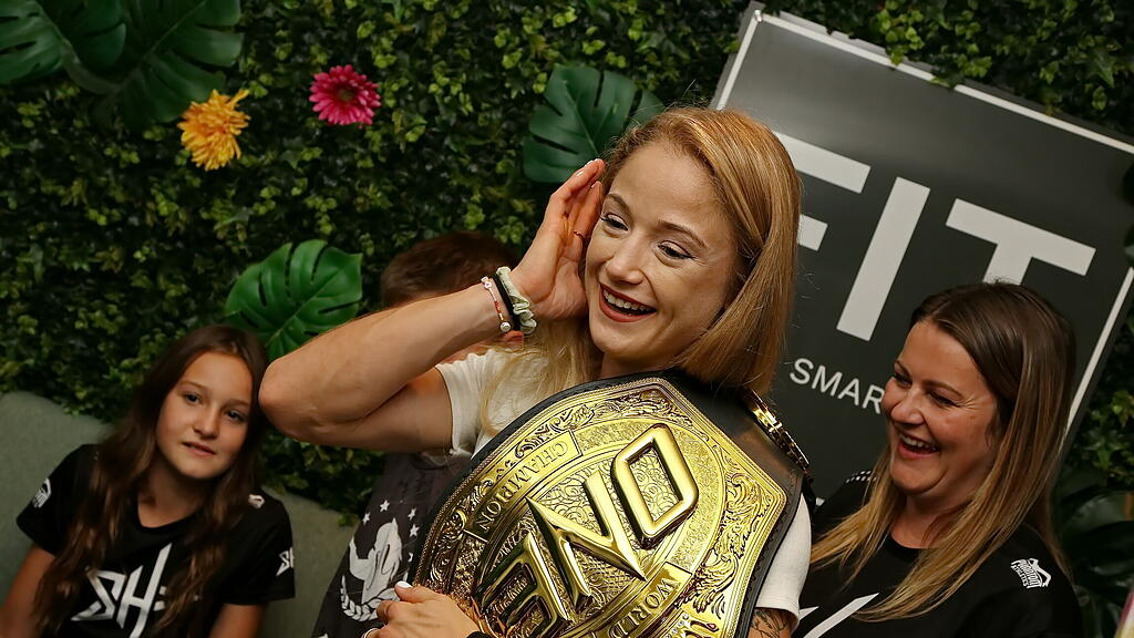 Muay Thai-Weltmeisterin Stella Hemetsberger in Salzburg empfangen