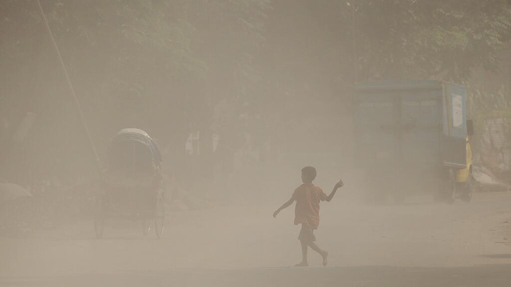 Ein Kind in Indien, wo die Luftverschmutzung besonders stark ist.