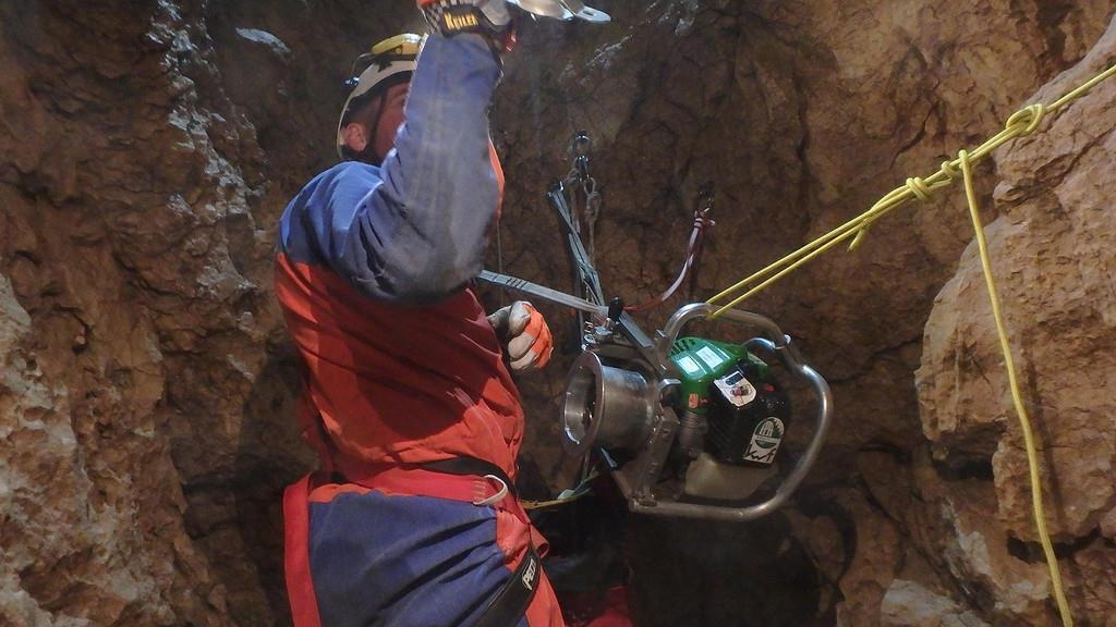 Höhlenretter säubern Riesending-Höhle