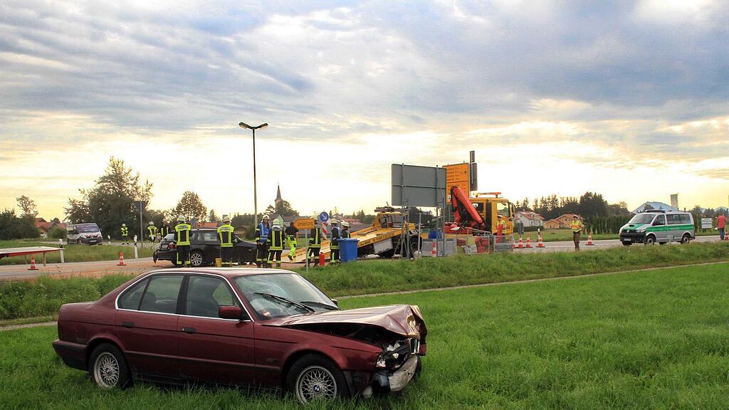 Zwei Autos wuden bei dem Unfall erheblich beschädigt.