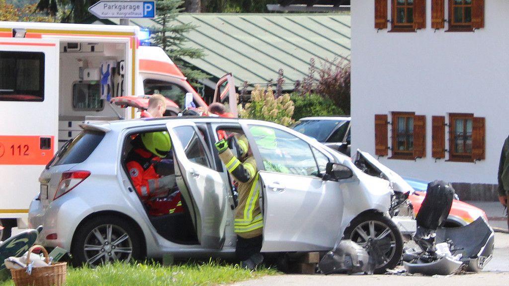 Mann kracht in Mauer