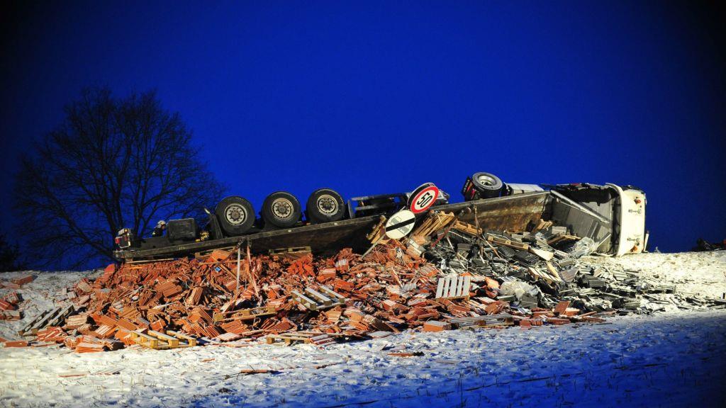 Lkw kippt um