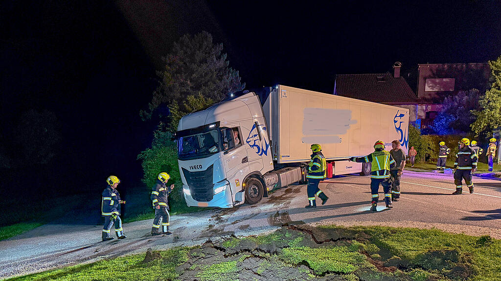 Feuerwehren befreien in Wiese versunkenen Lkw in Ort am Mondsee