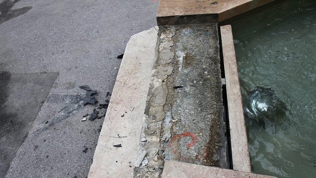 Brunnen nach Unfall beschädigt
