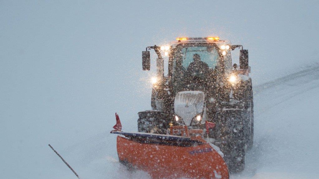 Schnee sorgt für Unfälle und Verkehrschaos: Räumfahrzeuge im Einsatz