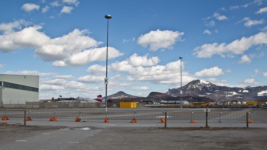 Flughafen sperrt 1.000 Parkplätze