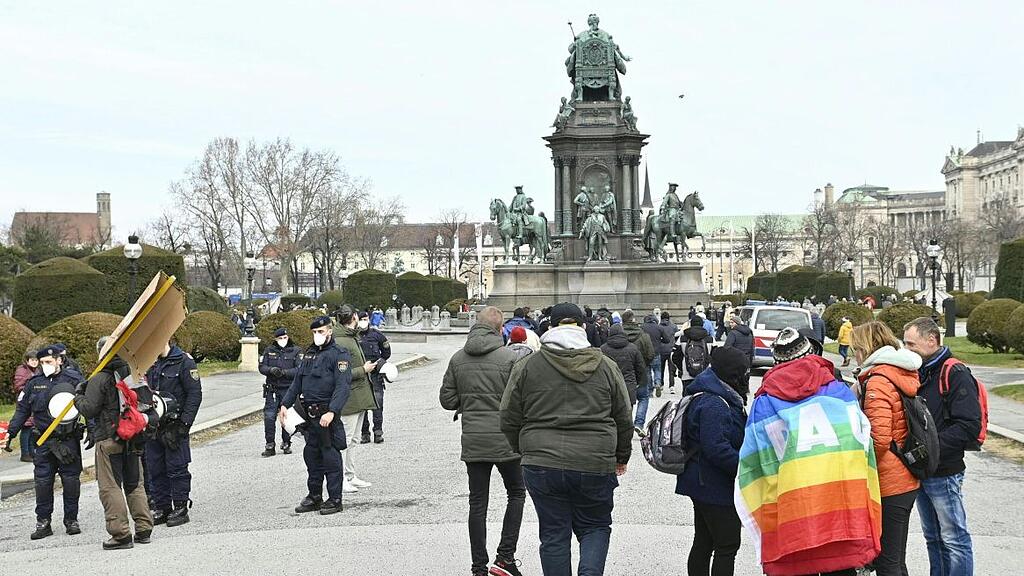 Verbotene Corona-Demo in Wien von Polizei begleitet