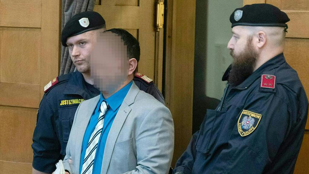 Angeklagter vor Beginn des Prozesses am Montag