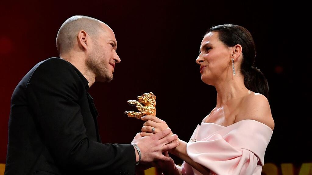 Jury-Präsidentin Juliette Binoche übergibt Goldenen Bär an Nadav Lapid