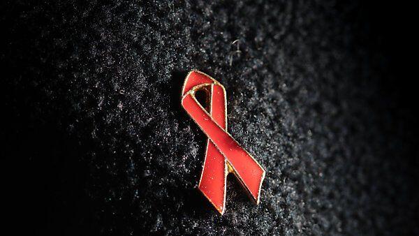 Aids-Schleife: Rund 142.000 Neudiagnosen im vergangenen Jahr