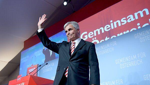 Faymann warb für die "rote Lokomotive"
