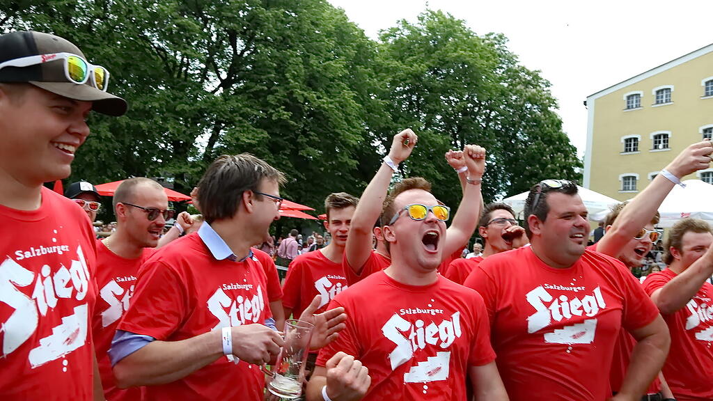 Stiegl Maibaumaufstellen