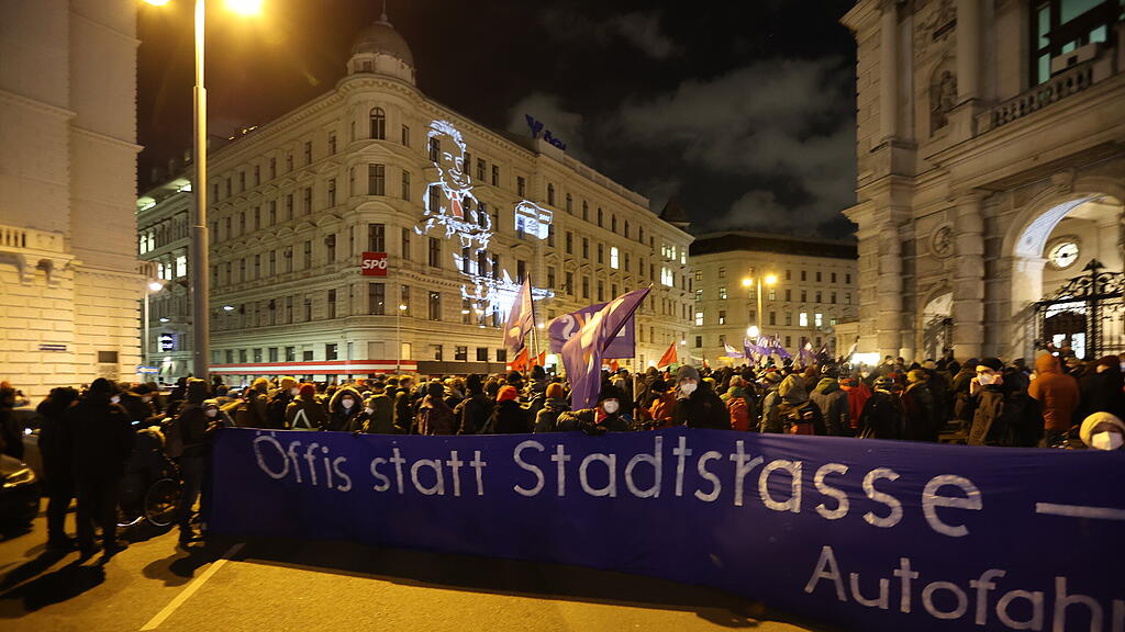 WIEN: STADTSTRASSE - DEMONSTRATION VOR SP\u00d6-ZENTRALE