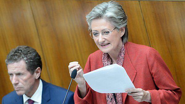 Töchterle und Schmied während der Debatte
