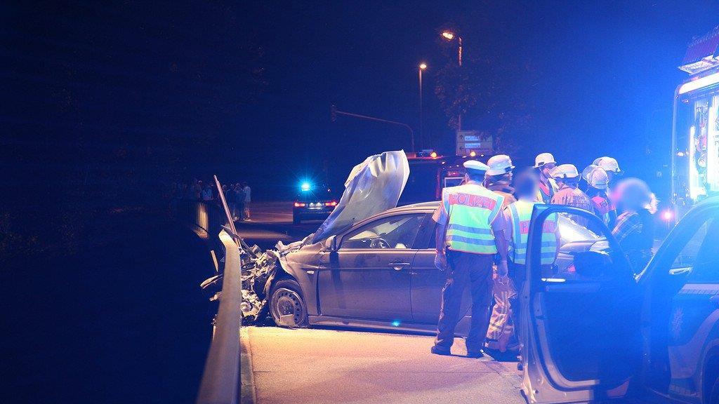 Fahrer prallt gegen Brücke und springt in Saalach