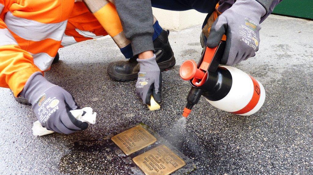 Stolpersteine werden gesäubert
