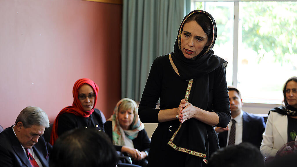 Premierministerin Ardern versucht, Trost zu spenden