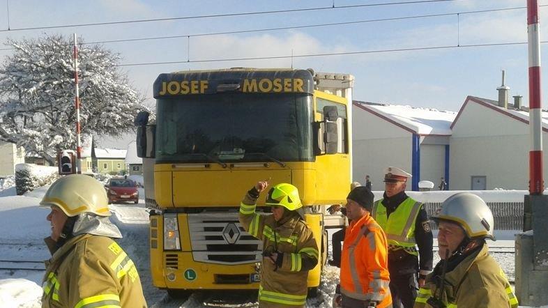 Lkw bleibt auf Gleisen hängen