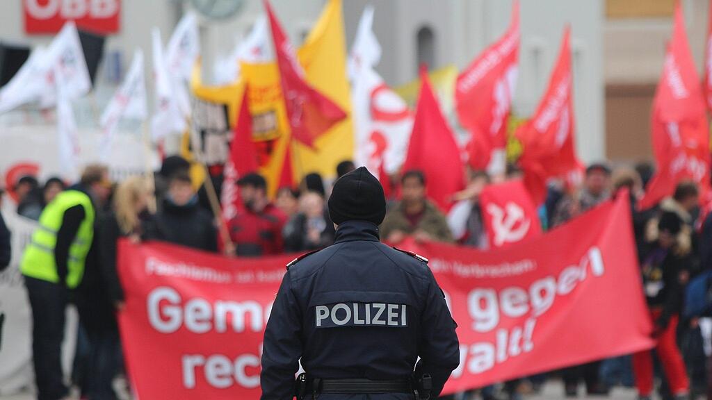 Nach der Auftaktkundgebung um 15:00 Uhr am Bahnhof Braunau bewegte sich der Demonstrationszug durch das Stadtgebiet zu einer Abschlusskundgebung am Mahnstein vor das Hitler-Geburtshaus in der Vorstadt.