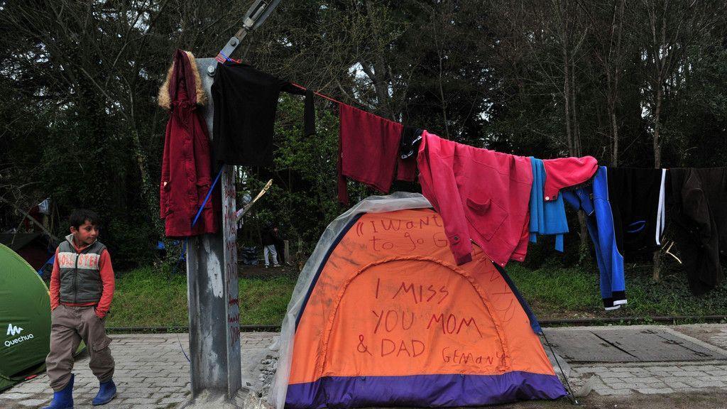 Flüchtlinge besetzen Bahnschienen bei Idomeni erneut