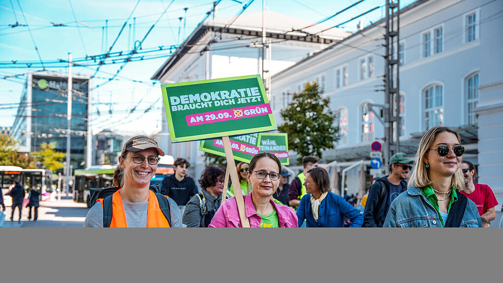 Demo "Zusammenhalten statt spalten" in der Stadt Salzburg