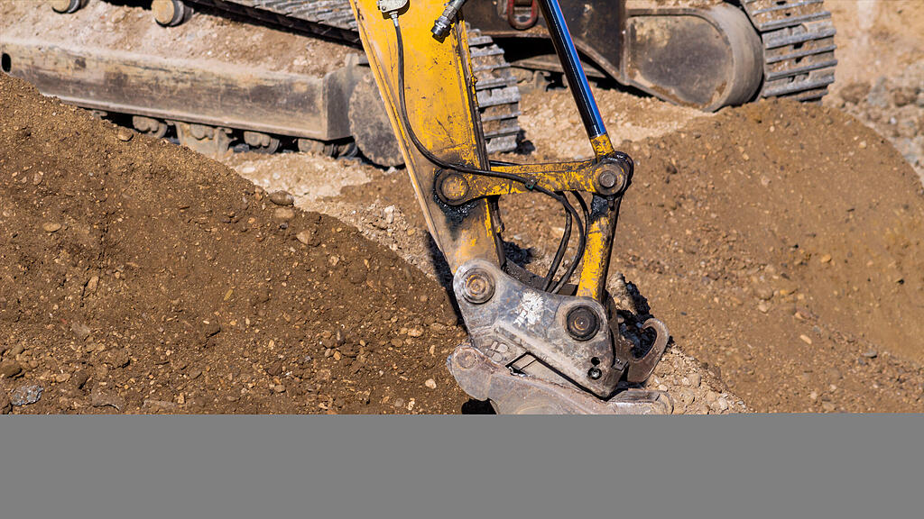 166095_Bagger_auf_Baustelle_bei_Erdarbeiten.jpg