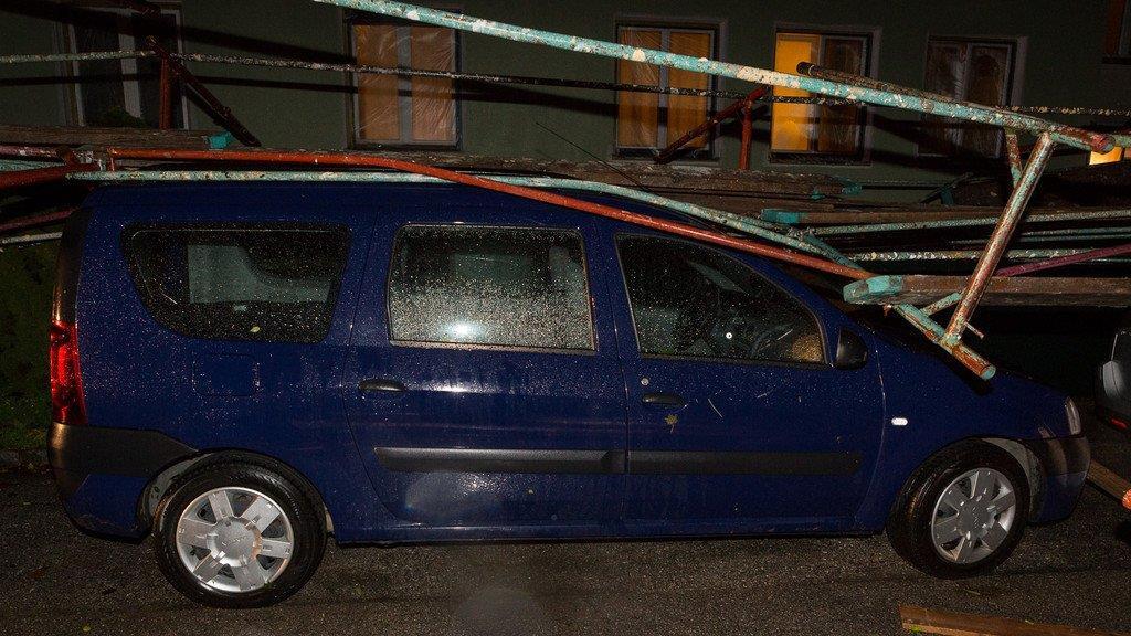 Sturm: Baugerüst in Straßwalchen stürzt auf Autos