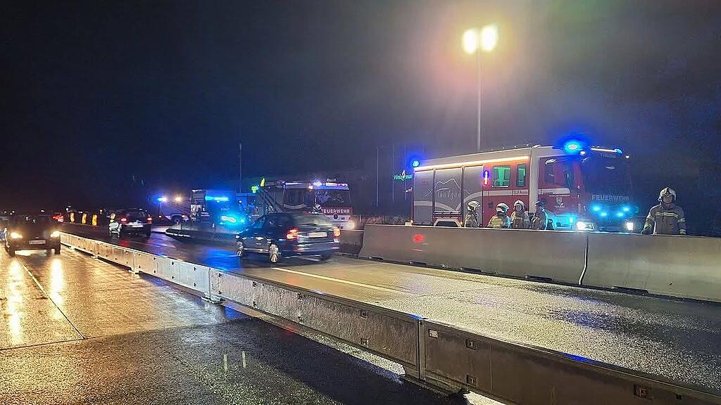 Crash mit Reisebus und Auto auf A1 in Thalgau: Ein Verletzter