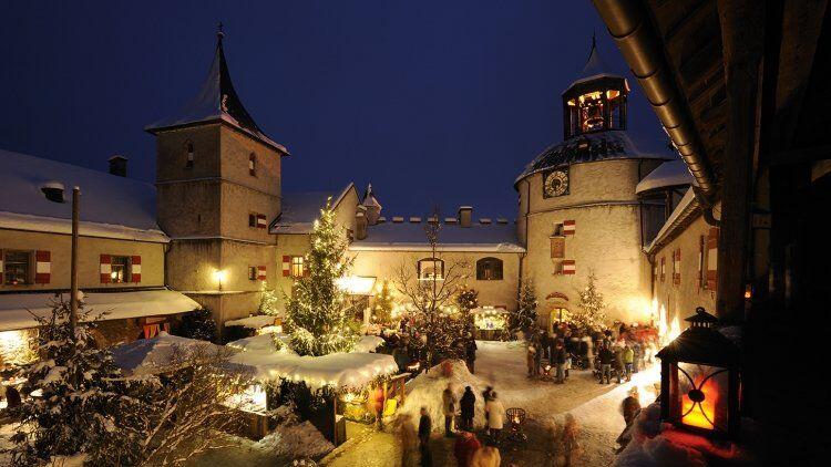 Der Advent0markt auf der Erlebnisburg Hohenwerfen begeistert zahlreiche Besucher.