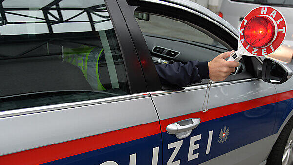 Die Polizisten trafen auf eine unbelehrbare Alkolenkerin