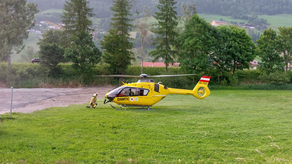 Zwei Paragleiter-Pilotinnen stürzen in Bramberg in die Salzach