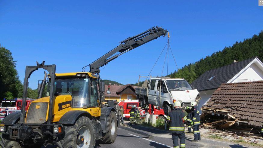 Klein-Lkw stürzt auf Carport