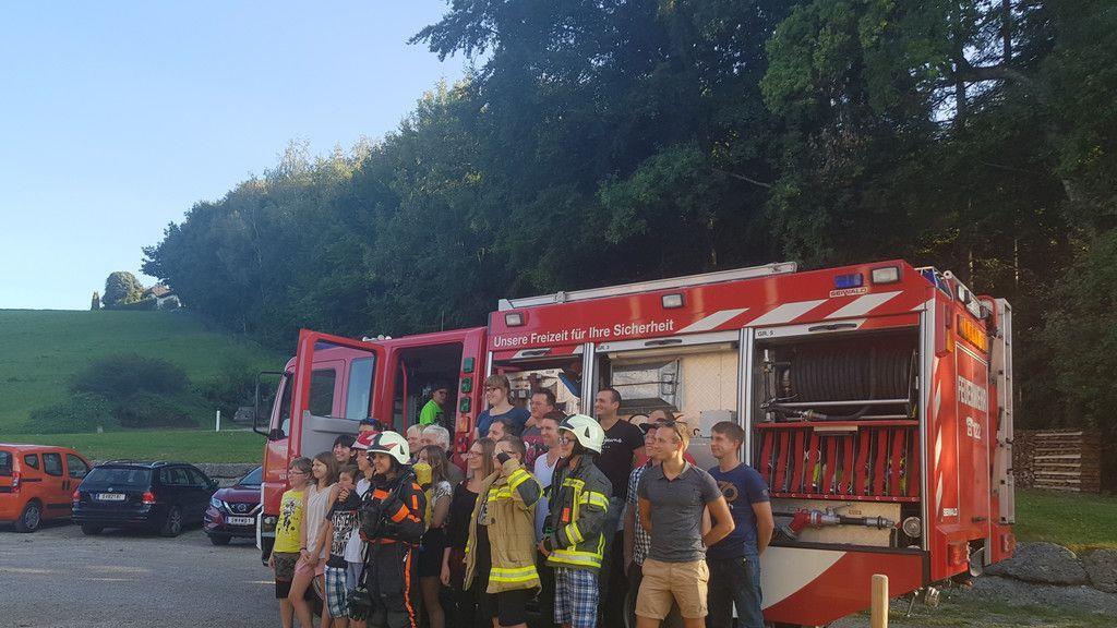 Laufende Feuerwehrmänner besuchen schwer kranke Kinder