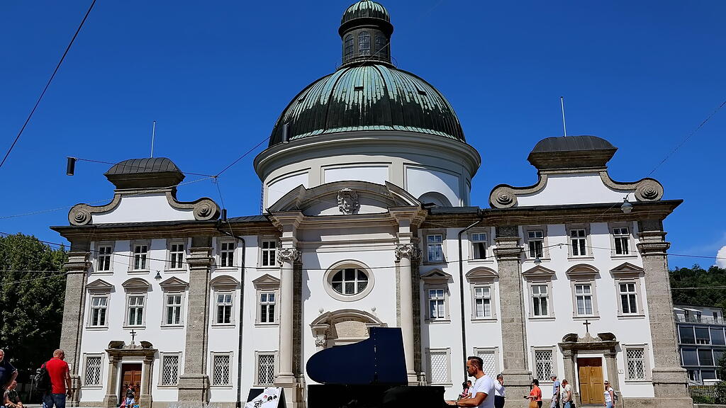 Open Piano am Salzburger Kajetanerplatz