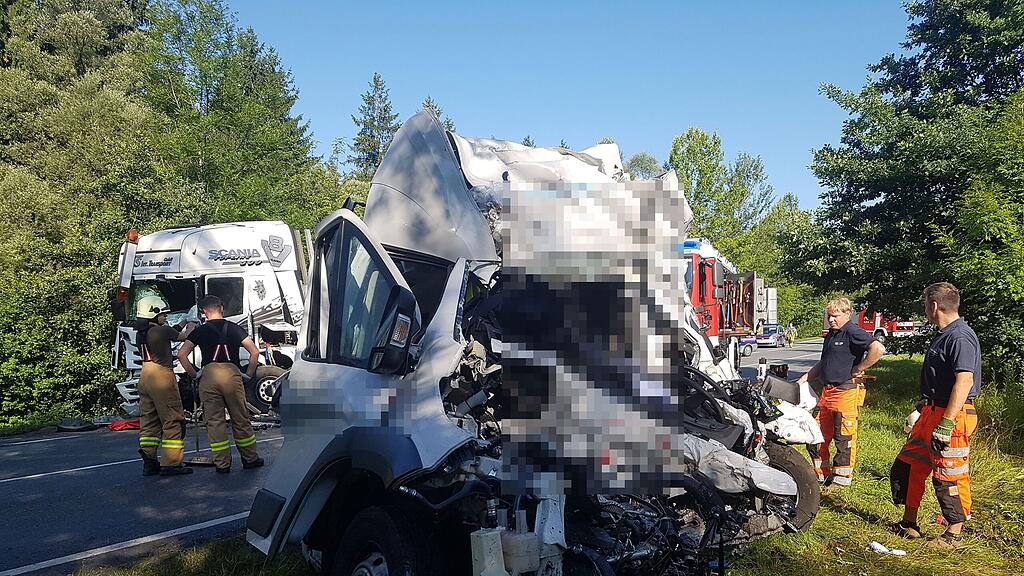 Ein 39-Jähriger starb bei dem Crash auf der B156 in Oberndorf.