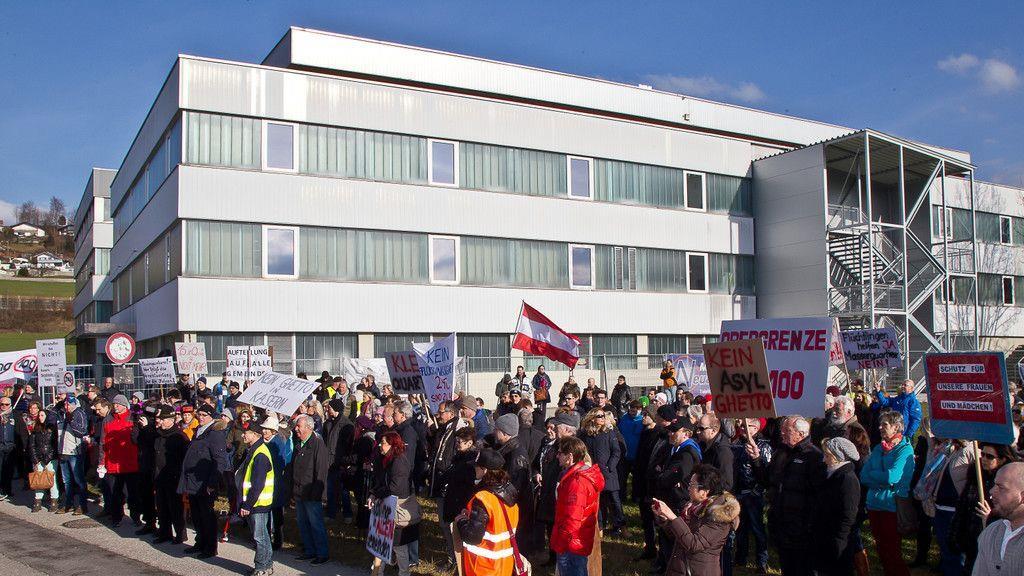 200 Personen demonstrieren gegen Asyl-Großquartier in Straniakstraße