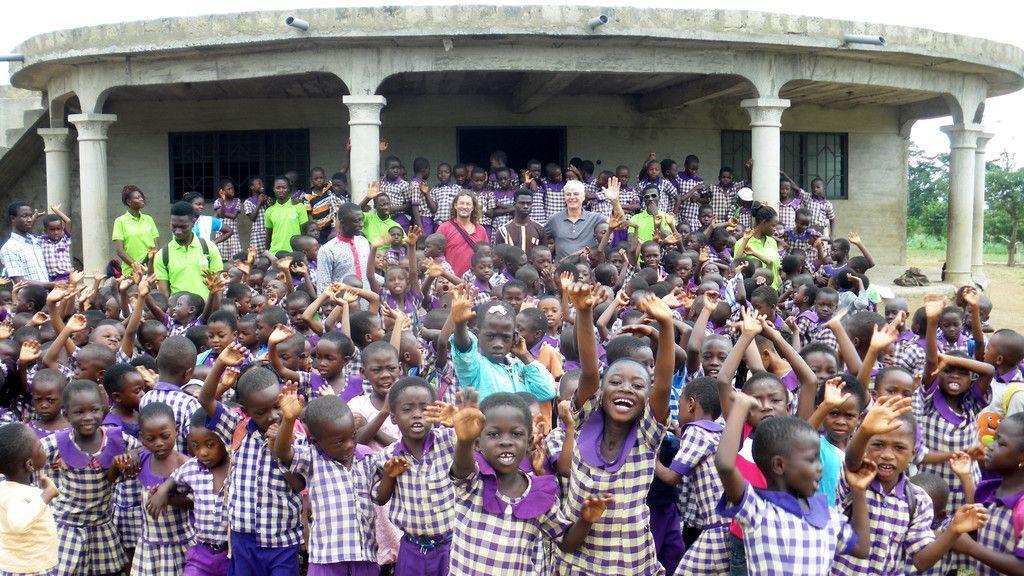 Lehrer baut Schulbänke in Ghana